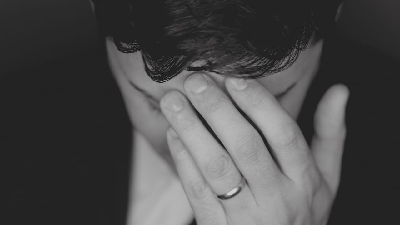 Oración para que una persona piense en mí: ¿Qué dice Dios?